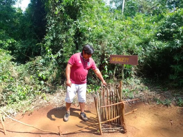 Abdon Ojeda, from the Yriapu community, shows one of the traditio<em></em>nal traps designed by the Guarani to hunt animals in the forest. Credit: Daniel Gutman / IPS
